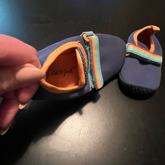 Blue Kids Cat & Jack Velcro Water Shoes, Size 8 - Picture 4 of 5
